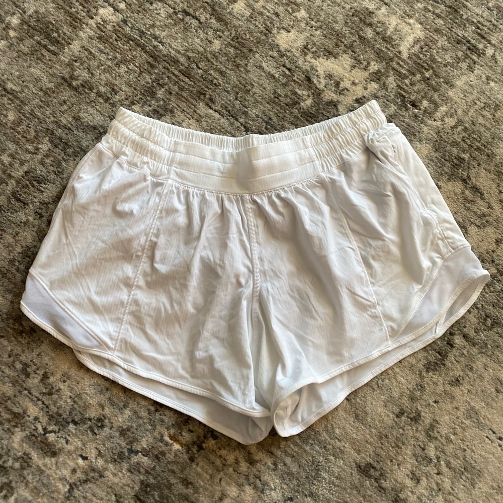 Lululemon Low rise Hotty Toddy Shorts. White. Size 8 Tall.